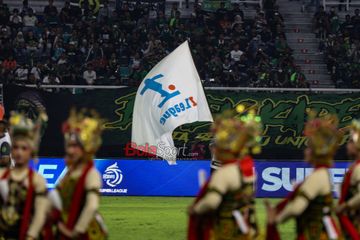 Suasana laga pembukaan Super League 2025/2026 di Stadion Gelora Bung Tomo, Surabaya, Jawa Timur, Jumat (8/8/2025) malam.
