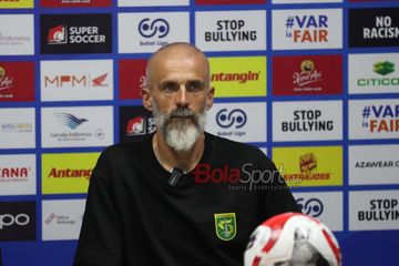 Pelatih Persebaya Surabaya, Eduardo Perez, memberikan keterangan kepada awak media di Stadion Gelora Bung Tomo, Surabaya, Jawa Timur, Jumat (8/8/2025).