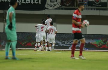 Suasana pertandingan antara Madura United vs Persis Solo pada laga pekan pertama Super League 2025-2026 di Stadion Gelora Madura Ratu Pamelingan, Madura, Sabtu (9/8/2025).