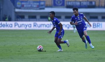 Pemain Persib Bandung, Beckham Putra dan Frans Putros, saat pertandingan melawan Semen Padang, Sabtu (9/8/2025).