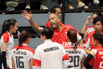 Pelatih timnas voli putri U-21 Indonesia, Marcos Sugiyama, memberi instruksi kepada para pemannya saat menghadapi Thailand dalam laga playoff pemeringkatan 9-16 Kejuaraan Dunia Voli U-21 2025 di Surabaya, Jawa Timur, 15 Agustus 2025.
