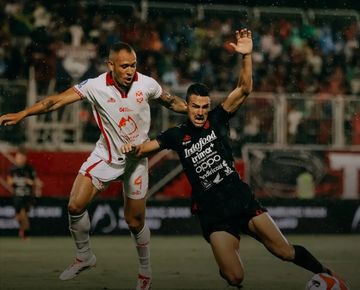 Suasana pertandingan antara Malut United melawan Bali United pada laga pekan kedua Super Leagua 2025-2026 di Stadion Kie Raha, Ternate, pada Jumat (15/8/2025).
