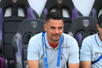 Pelatih Persita Tangerang, Carlos Pena, sedang memantau para pemainnya bertanding di Stadion Indomilk Arena, Tangerang, Banten, Sabtu (16/8/2025) siang.