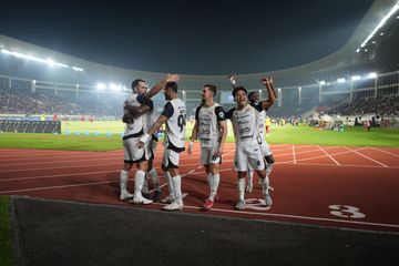 Selebrasi para pemain Persija usai merayakan gol kemenangan atas Persis Solo dalam lanjutan pekan kedua Super League 2025/2026 di Stadion Manahan, Solo, Sabtu (16/8/2025)
