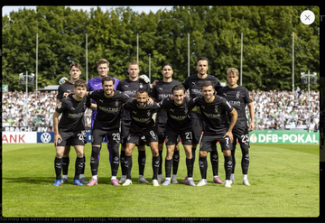 Bek timnas Indonesia, Kevin Diks (atas, tiga dari kanan), mencatatkan debut kompetitif bersama klub Bundesliga, Borussia Moenchegladbach, di pentas DFB Pokal (17/8/2025).