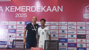 Pelatih Timnas U-17 Indonesia, Nova Arianto bersama Fadly Alberto usai laga terakhir Piala Kemerdekaan 2025 lawan Mali di Stadion Utama Sumatra Utara, Deli Serdang, Senin (18/8/2025)