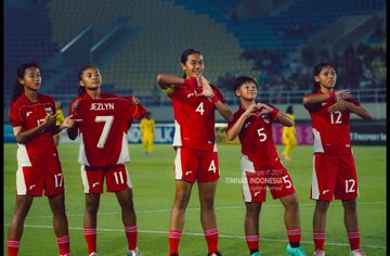 Selebrasi pemain timnas putri U-16 Indonesia usai mencetak gol ke gawang Malaysia dalam laga grup A ASEAN Cup U-16 Putri 2025 di Stadion Manahan, Solo pada Minggu (24/8/2025)