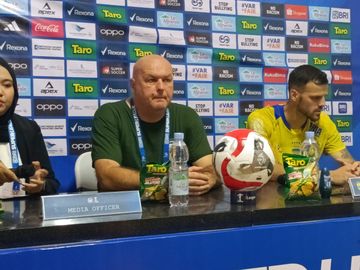 Pelatih Persib Bandung, Bojan Hodak pada konferensi pers usai laga pekan ketiga lawan PSIM Yogyakarta, Minggu (24/8/2025)