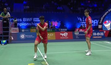 Unggulan kesatu ganda campuran China, Feng Yan Zhe/Huang Dong Ping, frustrasi sampai banting raket saat menghadapi ganda Denmark, Mathias Christiansen/Alexandra Boje, pada babak 32 besar Kejuaraan Dunia 2025 di Adidas Arena, Paris, Prancis, Rabu (27/8/2025)