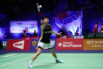 Tunggal putra Malaysia, Leong Jun Hao, saat menghadapi wakil Jepang, Kenta Nishimoto, pada babak 32 besar Kejuaraan Dunia 2025 di Adidas Arena, Paris, Prancis, Rabu, 27 Agustus 2025