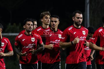 Dari kiri ke kanan: Stefano Lilipaly, Mauro Zijlstra, Joey Pelupessy, dan Jordi Amat sedang berlatih bersama Timnas Indonesia di Lapangan C Kompleks Stadion Gelora Bung Tomo, Surabaya, Jawa Timur, Selasa (2/9/2025).