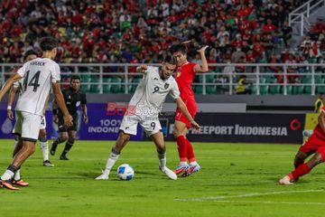 Jens Raven (kiri) sedang menguasai bola dalam laga Grup J Kualifikasi Piala Asia U-23 2026 antara Timnas U-23 Indonesia versus Timnas U-23 Laos di Stadion Gelora Delta, Sidoarjo, Jawa Timur, Rabu (3/9/2025).