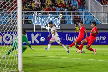 Hokky Caraka (tengah) sedang menendang bola ke gawang lawan dalam laga Grup J Kualifikasi Piala Asia U-23 2026 antara Timnas U-23 Indonesia versus Timnas U-23 Laos di Stadion Gelora Delta, Sidoarjo, Jawa Timur, Rabu (3/9/2025).