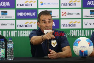 Pelatih Timnas U-23 Indonesia, Gerald Vanenburg, sedang memberikan keterangan kepada awak media di Stadion Gelora Delta, Sidoarjo, Jawa Timur, Rabu (3/9/2025).