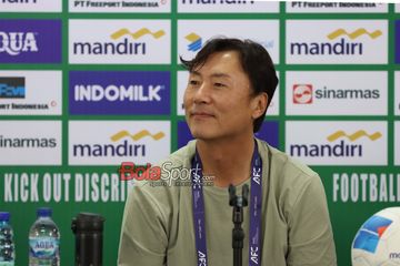 Pelatih Timnas U-23 Laos, Ha Hyeok-jun, sedang memberikan keterangan kepada awak media di Stadion Gelora Delta, Sidoarjo, Jawa Timur, Rabu (3/9/2025).