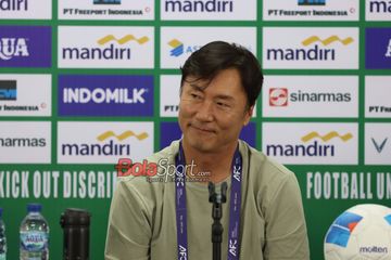 Pelatih Timnas U-23 Laos, Ha Hyeok-jun, sedang memberikan keterangan kepada awak media di Stadion Gelora Delta, Sidoarjo, Jawa Timur, Rabu (3/9/2025).