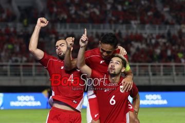 Jordi Amat (kiri) dan Rizky Ridho menyambut selebrasi Sandy Walsh (kanan) seusai mencetak gol dalam laga FIFA Matchday antara Timnas Indonesia dan Timnas Taiwan di Stadion Gelora Bung Tomo, Surabaya, Jawa Timur, Jumat (5/9/2025).