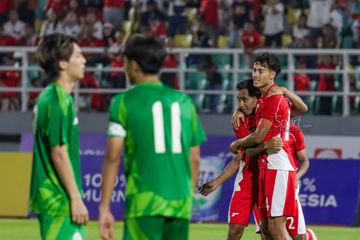 Rayhan Hannan (kiri) dan Rafael Struick (kanan) sedang berpelukan seusai mencetak gol dalam laga Grup J Kualifikasi Piala Asia U-23 2026 antara Timnas U-23 Indonesia versus Timna U-23 Makau di Stadion Gelora Delta, Sidoarjo, Jawa Timur, Sabtu (6/9/2025).