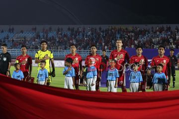 (Dari kiri ke kanan) Arkhan Fikri, Cahya Supriyadi, Rayhan Hannan, Ananda Raehan, Dion Markx, Rahmat Arjuna, Frengky Missa sedang foto bersama TImnas U-23 Indonesia