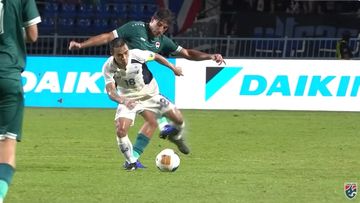 Pelanggaran brutal Mohanad Ali terhadap Chanathip Songkrasin dalam laga Irak melawan Thailand di final Piala Raja, Minggu (7/9/2025).