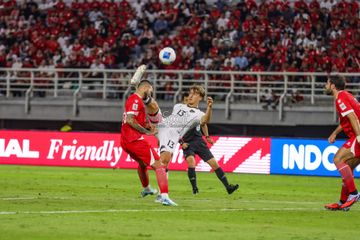 Mauro Zijlstra (kanan) sedang menguasai bola dalam laga FIFA Matchday antara Timnas Indonesia versus Timnas Lebanon di Stadion Gelora Bung Tomo, Surabaya, Jawa Timur, Senin (8/9/2025).