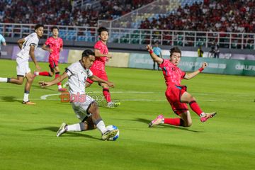 Rayhan Hannan (kiri) sedang menendang bola saat bertanding dalam laga Grup J Kualifikasi Piala Asia U-23 2026 antara Timnas U-23 Indonesia versus Timnas U-23 Korea Selatan di Stadion Gelora Delta, Sidoarjo, Jawa Timur, Selasa (9/9/2025).
