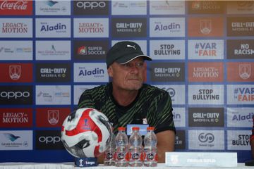 Pelatih Persis Solo, Peter de Roo memberikan keterangan kepada media jelang pertandingan melawan Persijap Jepara, Jumat (12/9/2025).