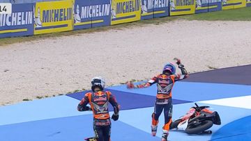 Veda Ega Pratama (kanan) kecewa setelah jatuh akibat tersenggol Yaroslav Karpushin pada race pertama Red Bull Rookies Cup 2025 seri Misano, Sabtu (13/9/2025).