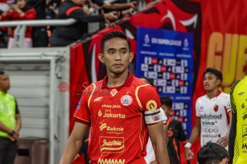 Rizky Ridho tampak menggunakan pita hitam jelang laga pekan kelima Super League 2025/2026 antara Persija Jakarta versus Bali United di Jakarta International Stadium (JIS), Jakarta Utara, Minggu (14/9/2025).