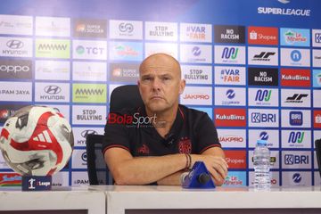 Pelatih Bali United, Johnny Jansen, sedang memberikan keterangan kepada awak media di Jakarta International Stadium (JIS), Jakarta Utara, Minggu (14/9/2025).