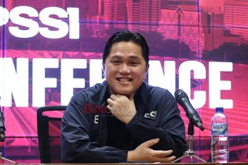 Ketua Umum PSSI, Erick Thohir, sedang memberikan keterangan kepada awak media di Media Center Stadion Utama Gelora Bung Karno, Senayan, Jakarta, Selasa (16/9/2025).