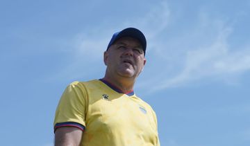 Pelatih Persib Bandung, Bojan Hodak saat memimpin latihan pada Senin (15/9/2025).