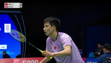 Tunggal putra China yang kidal, Wang Zheng Xing, sukses membungkam Viktor Axelsen di babak pertama China Masters 2025.