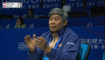 Tepuk tangan pelatih ganda putra Malaysia, Herry Iman Pierngadi, dalam laga perempat final China Masters 2025, Jumat (19/9/2025)