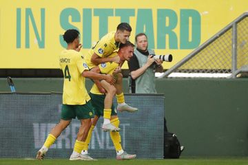 Bek timnas Indonesia, Justin Hubner (atas), ikut merayakan gol pemain Fortuna Sittard.