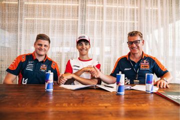 Brian Uriarte (tengah), bersama manajer tim Ajo, Nicklas Ajo (kiri), dan direktur olahraga balap KTM, Pit Beirer. Uriarte dikontrak Red Bull KTM Ajo yang merupakan tim juara bertahan di Moto3.