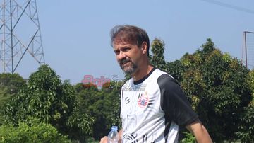 Pelatih Persija Jakarta, Mauricio Souza, saat hadir memantau para pemainnya berlatih di Lapangan Nirwana Park, Sawangan, Jawa Barat, Rabu (24/9/2025).