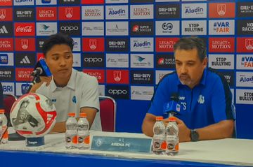 Pelatih Arema FC, Marcos Santos (kanan) dan pemain, Arkhan Fikri (kiri) dalam sesi jumpa pers setelah laga melawan Persis di Stadion Manahan, Surakarta, pada Minggu (28/9/2025).