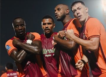 Para pemain Borneo FC saat selebrasi seusai mengalahkan Persija Jakarta dalam laga pekan ketujuh Super League 2025/2026, di Stadion Segiri, Samarinda, Minggu (28/9/2025).