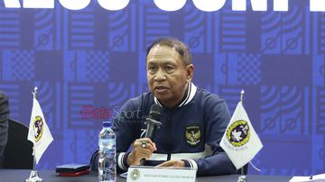 Wakil Ketua Umum PSSI, Zainudin Amali, sedang memberikan keterangan kepada awak media di Kantor I.League, Menara Mandiri, Senayan, Jakarta, Senin (29/9/2025).