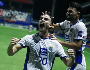 Andrew Jung saat selebrasi dalam laga True Bangkok United Vs Persib Bandung pada pertandingan kedua Grup G AFC Champions League Two 2025/2026, di Stadion Pathum Thani, Thailand, Rabu (1/10/2025) pukul 19.15 WIB.
