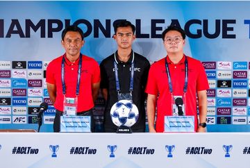 Pelatih Bangkok United, Totchtawan Sripan dan pemain Pratama Arhan saat memberikan keterangan kepada media jelang melawan Persib Bandung, Selasa (30/9/2025).