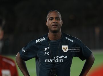 Pelatih Timnas Indonesia Patrick Kluivert saat memimpin latihan perdana skuad Garuda jelang putaran keempat Kualifikasi Piala Dunia 2026, di Arab Saudi, Jumat (3/10/2025).