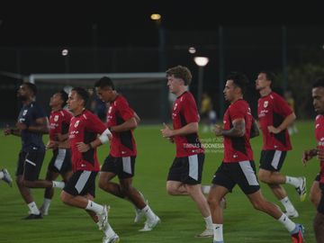 Para pemain Timnas Indonesia saat menjalani latihan perdana jelang putaran keempat Kualifikasi Piala Dunia 2026, di Arab Saudi, Jumat (3/10/2025).