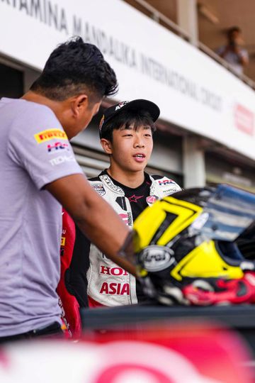 Pembalap Indonesia, Davino Britani, pada di garasi pada Asia Talent Cup 2025 di Sirkuit Mandalika, Sabtu (4/10/2025).
