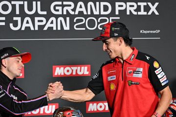 Pembalap Ducati Lenovo, Marc Marquez, berjabat tangan dengan Marco Bezzecchi dari tim Aprilia Racing sebelum konferensi pers jelang MotoGP Jepang pada 28 September di Mobility Resort Motegi, Motegi, Jepang, 25 September 2025.