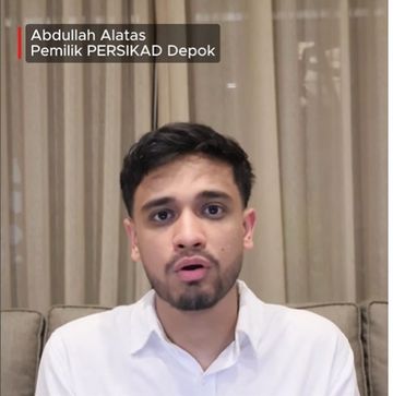 Pemilik Persikad Depok, Abdullah Alatas bereaksi keras usai pemainnya mengalami gegar otak saat pertandingan lawan PSPS Riau, Sabtu (4/12/2025).