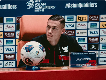 Kapten timnas Indonesia, Jay Idzes saat menghadiri konferensi pers jelang laga lawan Arab Saudi di putaran keempat Kualifikasi Piala Dunia 2026, Selasa (7/10/2025).