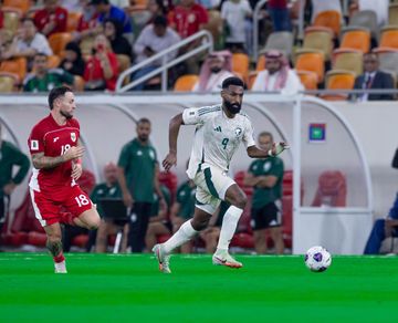 Duel Marc Klok dan Feras Albrikan dalam laga timnas Indonesia Vs Arab Saudi pada Kualifikasi Piala Dunia 2026 putaran keempat grup B di Stadion King Abdullah Sports City, Jeddah, Rabu (8/10/2025).