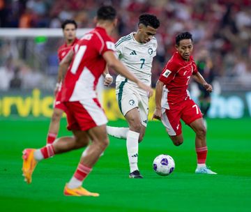 Duel Beckham Putra dan Musab Aljuwayr dalam laga timnas Indonesia Vs Arab Saudi pada Kualifikasi Piala Dunia 2026 putaran keempat grup B di Stadion King Abdullah Sports City, Jeddah, Rabu (8/10/2025).